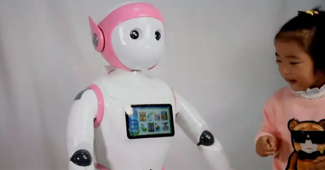 China makes 'babysitting robots'