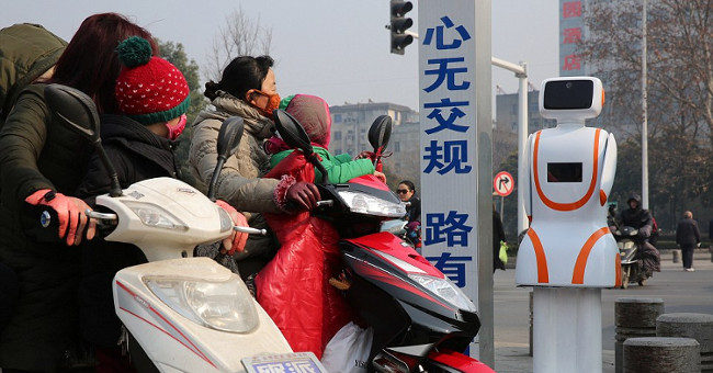 China started using robots to prevent pedestrians from crossing the wrong place