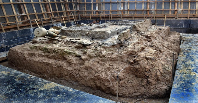Chinese ancient tomb packing 30 tons transferred to the laboratory