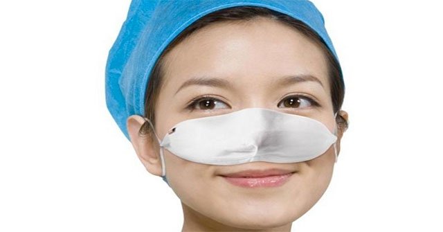 Chinese doctors have created medical masks that cover only the nose for convenience of eating and drinking