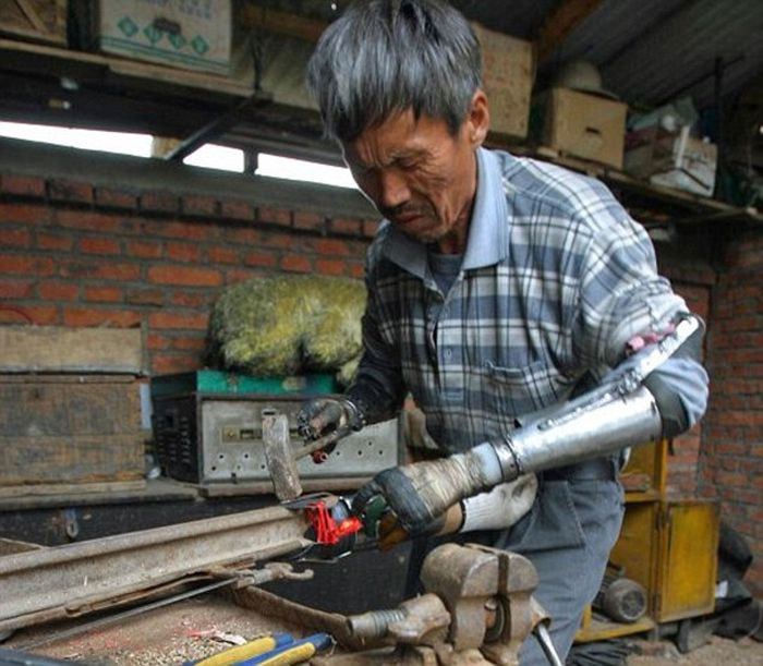 Chinese farmers make fake arms