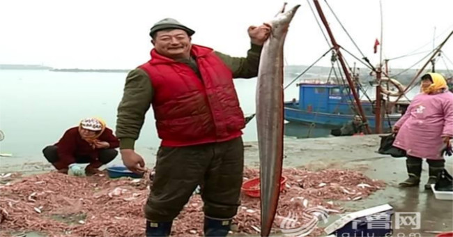 Chinese fishermen catch eels