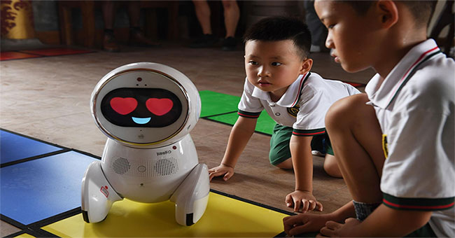 Chinese kindergarten welcomes robot teachers