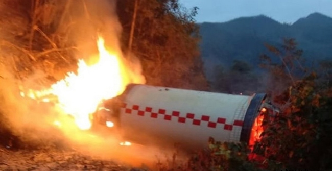Chinese rocket launchers fall to the ground exploding