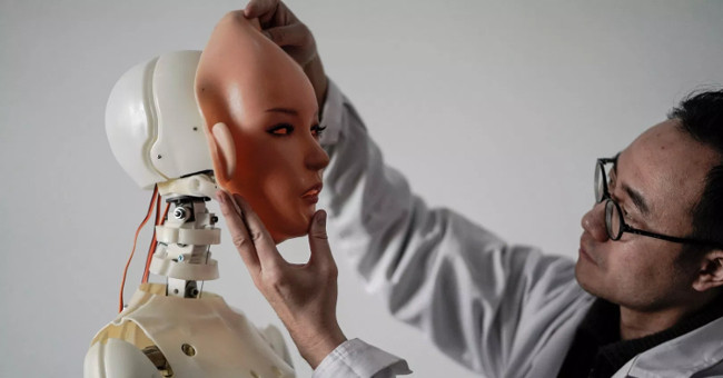 Chinese scientists develop the world's first 'smart girlfriend'