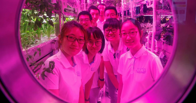 Chinese students live 200 days in 'Moon home'