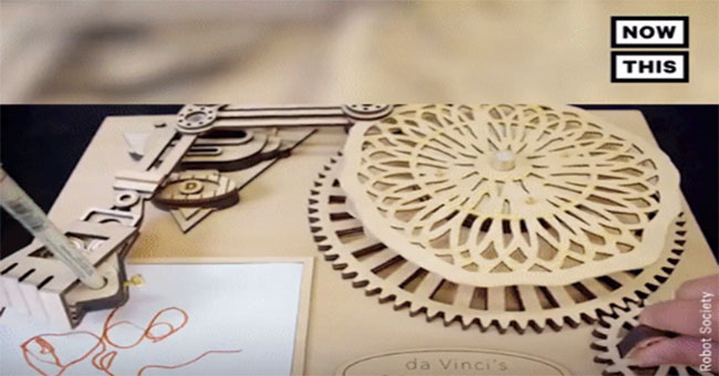 Close up of Leonardo da Vinci's painting machine is realized!