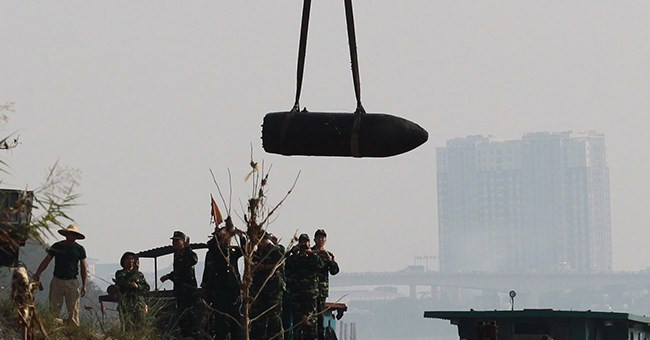 Close up of the bomb at the foot of Long Bien Bridge weighed 1350kg and was destroyed