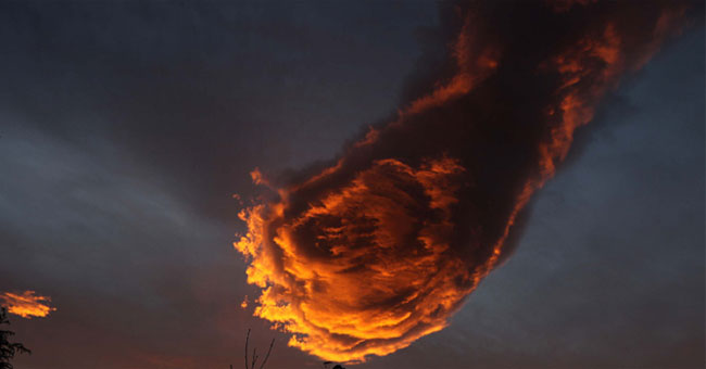 Cloud shaped sphere of fire in the Portuguese sky