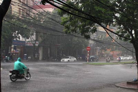 Cold air causes dangerous rain and thunderstorms in the North and Central