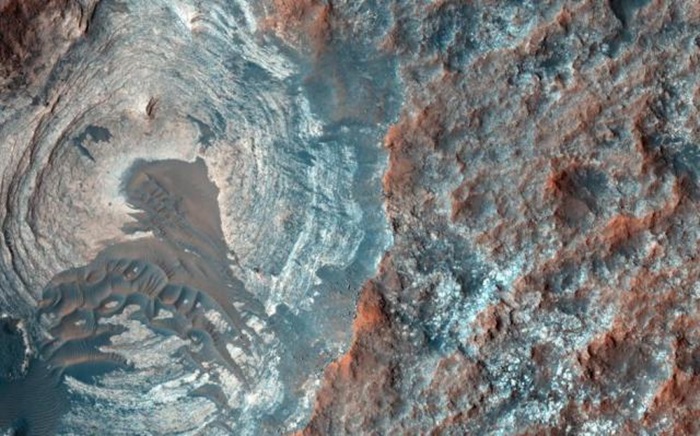 Color beams close to the latest Martian surface
