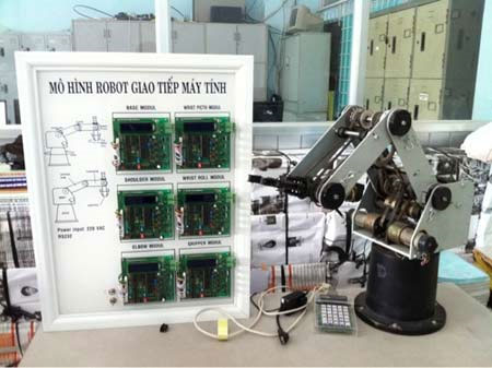 Computer communication robot used in teaching
