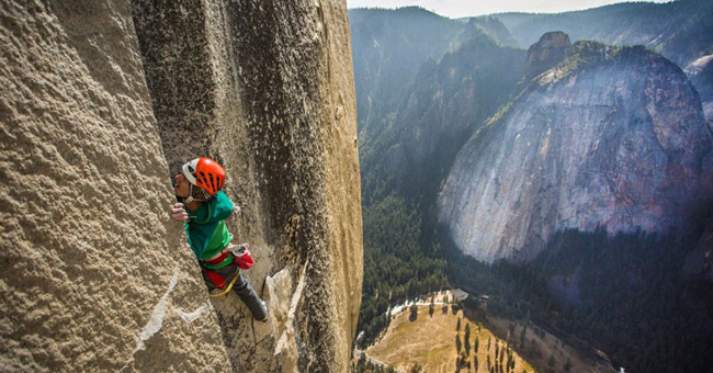 Conquer the cliff 900 m high with bare hands and rope