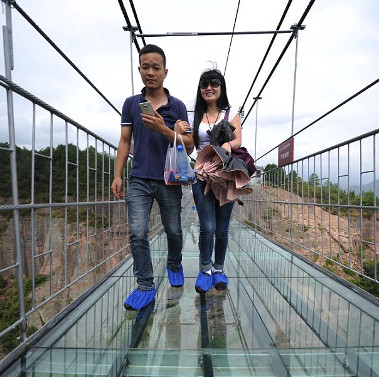 Construct the nape of the hair with the glass bridge in the deep