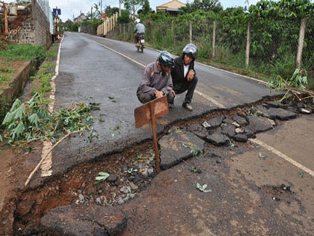 Cracking, serious land subsidence in Lam Dong