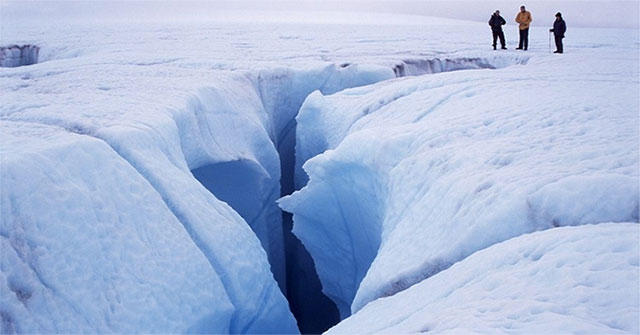Cracks on ice absorb nearly 5 billion liters of lake water