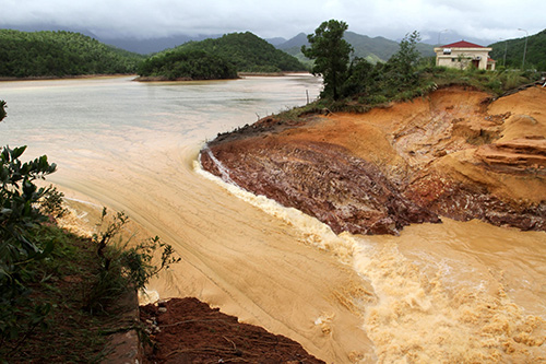 Crazy Bien: Two people died, billions of dong drifted along the flood
