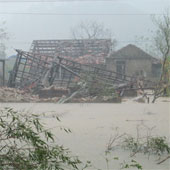 Cyclone devastated Quang Binh, 2 people died, 21 were injured