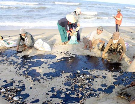 Damage from oil spill: Central calls for help!