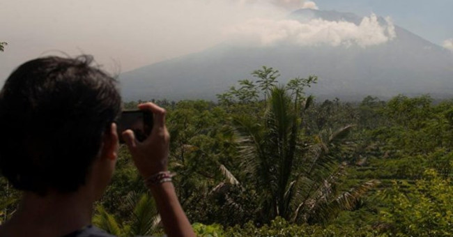 Dangerous Indonesian volcano rocked 500 times / day