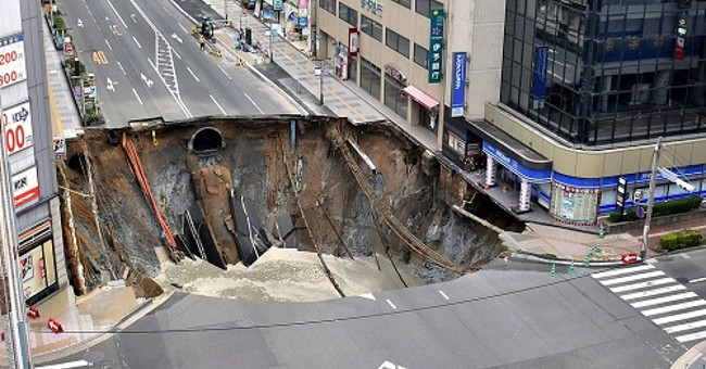 Deathhole 30m swallowed the 5-lane road in Japan