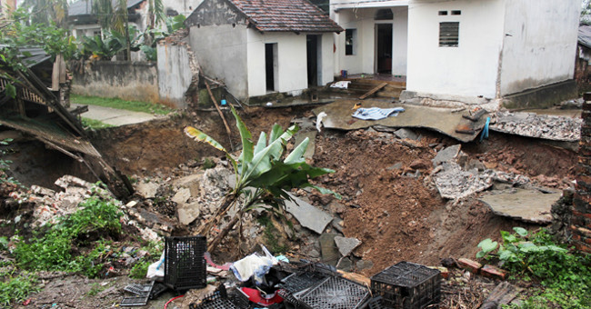 Deaths pits appeared in Hanoi, many households had to evacuate