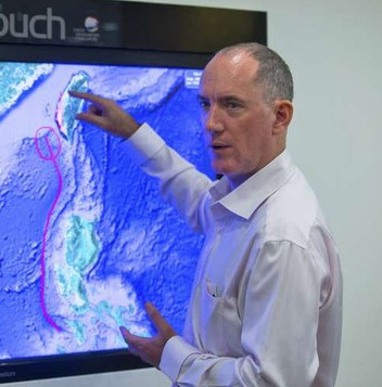 Decipher the mysterious tsunami in the East Sea