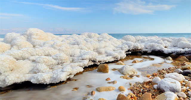 Decipher the mysterious 'warm snow' of the Dead Sea