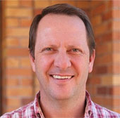 Dentist ventures to cure teeth for elephants and lions