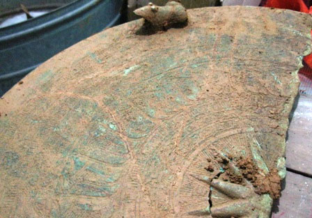 Detecting ancient bronze drums at the foot of Ru Than mountain