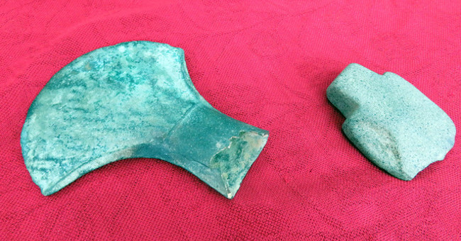 Detecting copper axes, stone axes of 2,000-3,000 years old in Nghe An