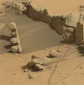 Detecting strange objects on Mars like traffic lights