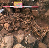Detecting the remains of 'hug each other without leaving' for 6,000 years