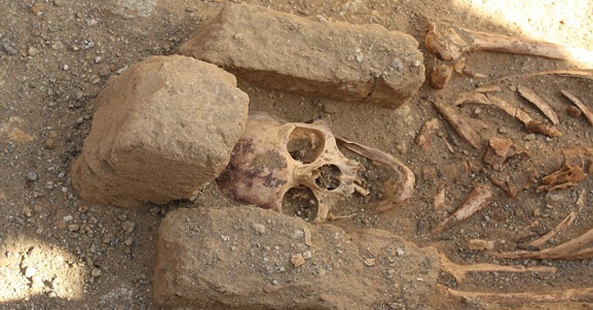 Detecting the skeleton of a monk is cut off meat before being buried