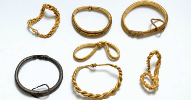 Detecting Viking gold treasure with metal detector