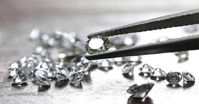 Diamond bends at the nanoscale