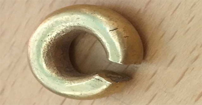 Digging a tiny piece of gold, the new test is a 3,000-year-old treasure