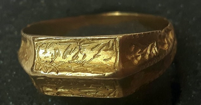 Digging ancient gold rings worth tens of thousands of dollars in the field