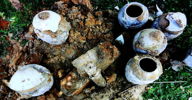 Digging holes to bury electric poles, discovering many ancient Le antiques in Ha Tinh