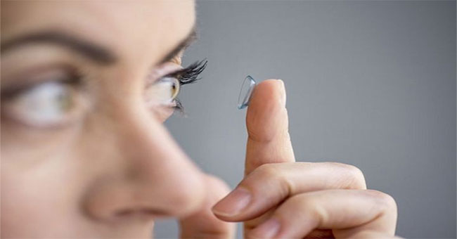 Discharging old contact lenses into the toilet - a huge danger to the environment