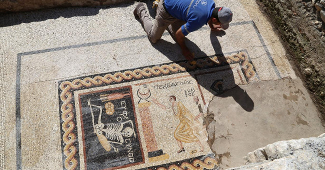 Discover ancient mosaics mosaic 2,400 years with a surprising message