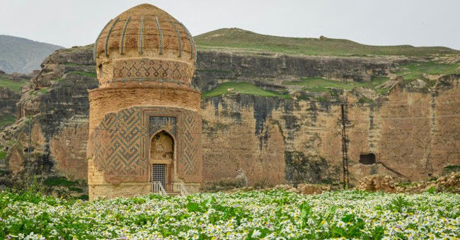 Discover how Turkish people move tombs weighing 1100 tons