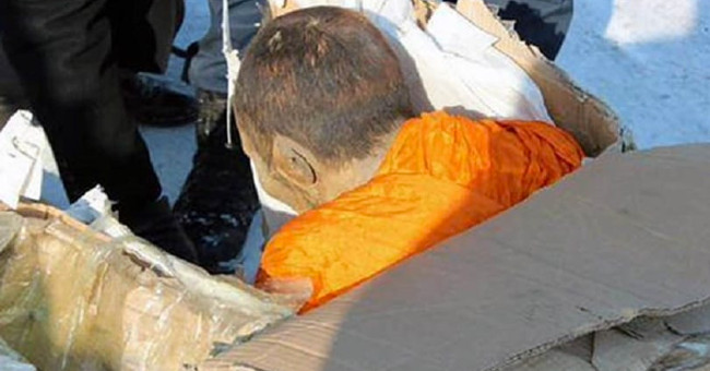 Discover mummy monks meditating according to lotus position in Mongolia