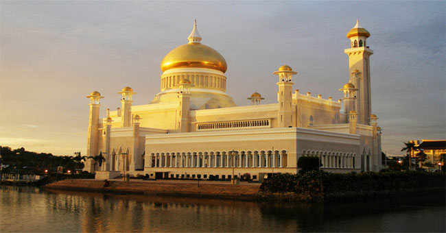Discover the world's largest gold-plated palace of the king of Brunei