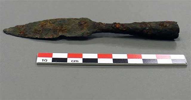 Discovered 1,000-year-old iron arrow in the mountains