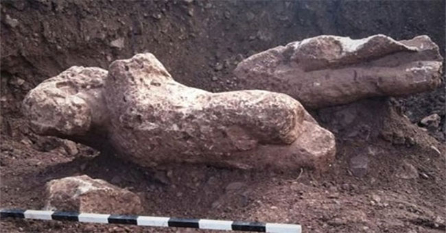 Discovered 4 nude ancient statues in Greece