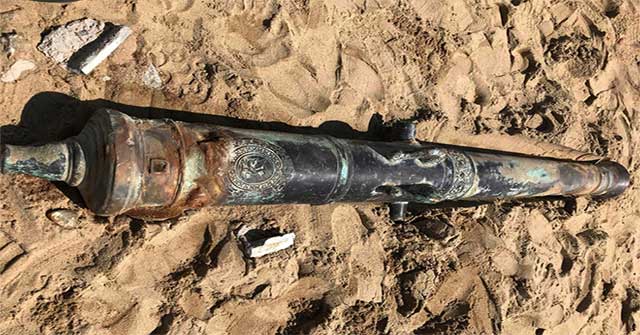Discovered a 200-year-old bronze cannon of the coast