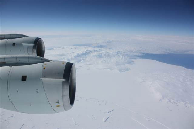 Discovered a huge crack in the Antarctic glacier