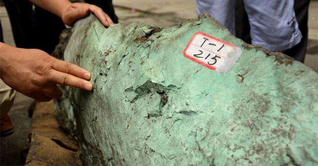 Discovered a huge turquoise stone block in China