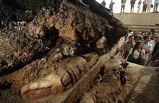 Discovered an ancient stone statue weighing 12.5 tons in Mexico City